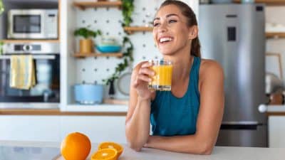 Des experts expliquent pourquoi il est déconseillé de boire du jus d'orange au petit-déjeuner