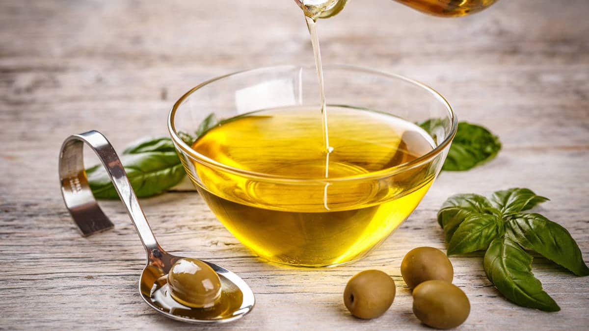 Est-il bon de prendre un verre d'huile d'olive le matin ? La réponse des experts