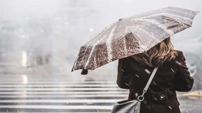Les experts révèlent pourquoi il ne faut pas rester dans des vêtements trempés par la pluie