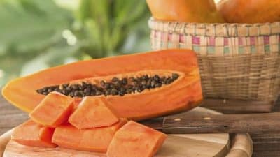 Les experts révèlent pourquoi de plus en plus de personnes mangent de la papaye le soir