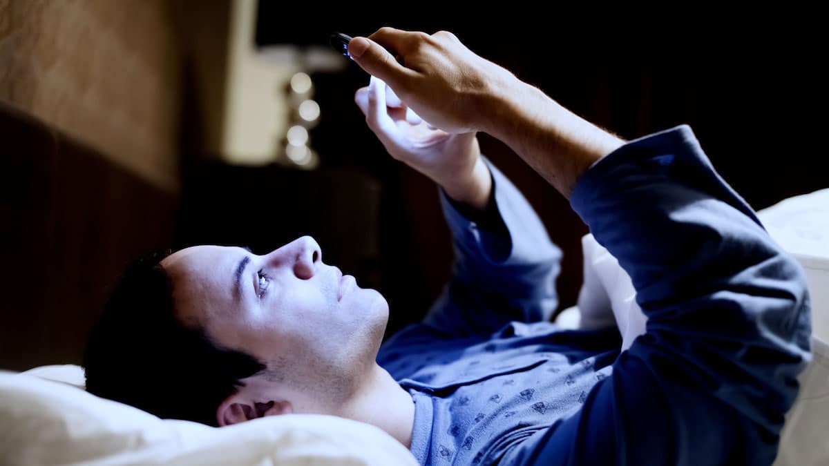 Pourquoi ne devriez-vous jamais dormir avec votre téléphone à côté de vous au lit ?